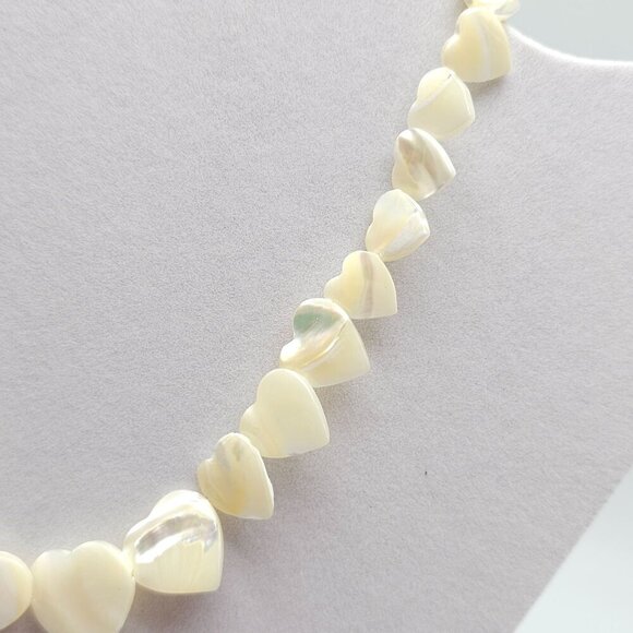 Heart Shaped Mother Of Pearl Beaded Choker Necklace With Gold Tone Clasp - Picture 4 of 6